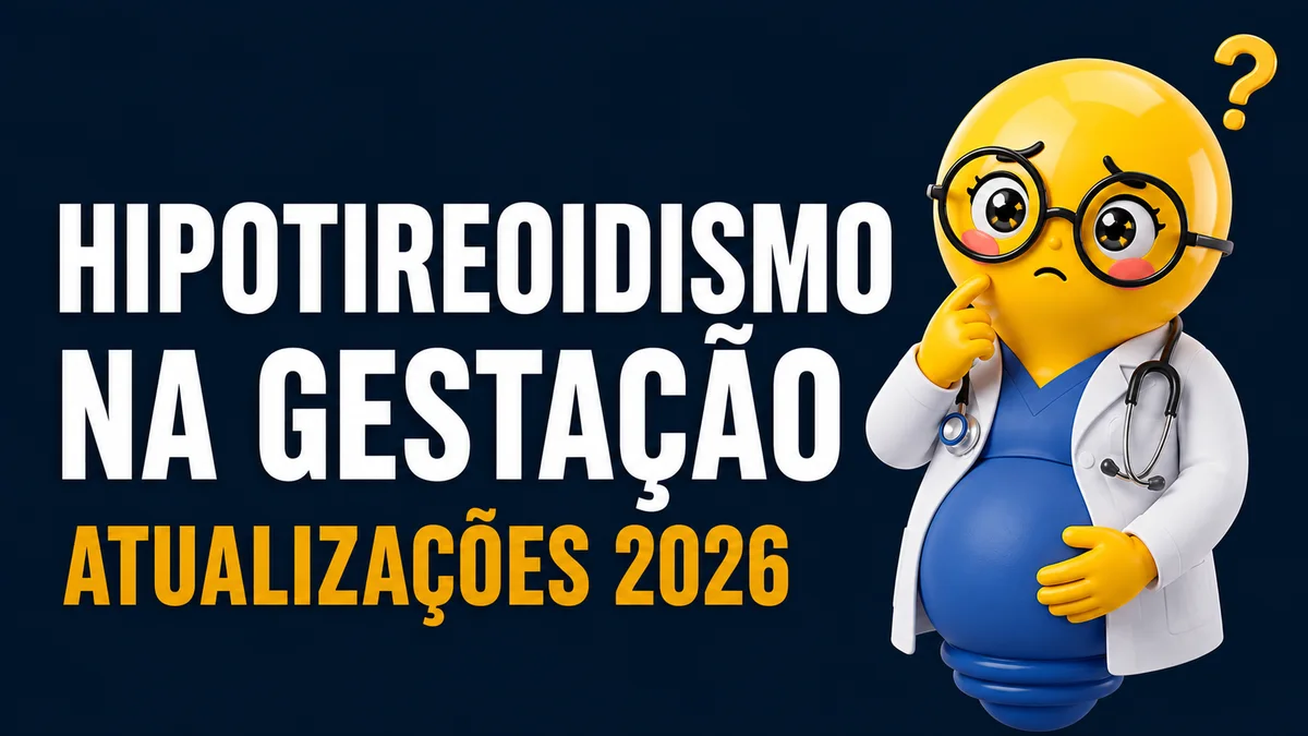 Imagem em formato horizontal, estilo thumbnail de vídeo, com fundo azul-marinho escuro em degradê.  À esquerda, ocupa grande parte da composição um texto em letras maiúsculas, grossas e brancas, distribuído em duas linhas: “HIPOTIREOIDISMO” na primeira e “NA GESTAÇÃO” na segunda. Logo abaixo, em fonte igualmente grande, porém em amarelo-ouro, está escrito “ATUALIZAÇÕES 2026”.  À direita, há uma personagem em estilo 3D cartoon com formato de lâmpada azul na parte inferior do corpo, lembrando um mascote criativo. A parte superior é uma cabeça redonda e brilhante, amarela, semelhante a um emoji. Ela veste jaleco branco de médica, roupa azul por baixo e um estetoscópio preto e cinza pendurado no pescoço.  A personagem está grávida, com a barriga grande e arredondada em destaque. Sua expressão facial transmite confusão ou dúvida: sobrancelhas arqueadas para cima, olhos grandes atrás de óculos redondos pretos, olhar preocupado, bochechas rosadas e boca pequena curvada para baixo. Uma das mãos está encostada no rosto, com o dedo indicador apoiado na bochecha, em gesto pensativo. A outra mão repousa sobre a barriga.  No canto superior direito, próximo à cabeça da personagem, aparece um grande ponto de interrogação amarelo, reforçando a ideia de questionamento ou incerteza.  O estilo geral é limpo, moderno e chamativo, lembrando capas de vídeos educativos de medicina para redes sociais ou YouTube.