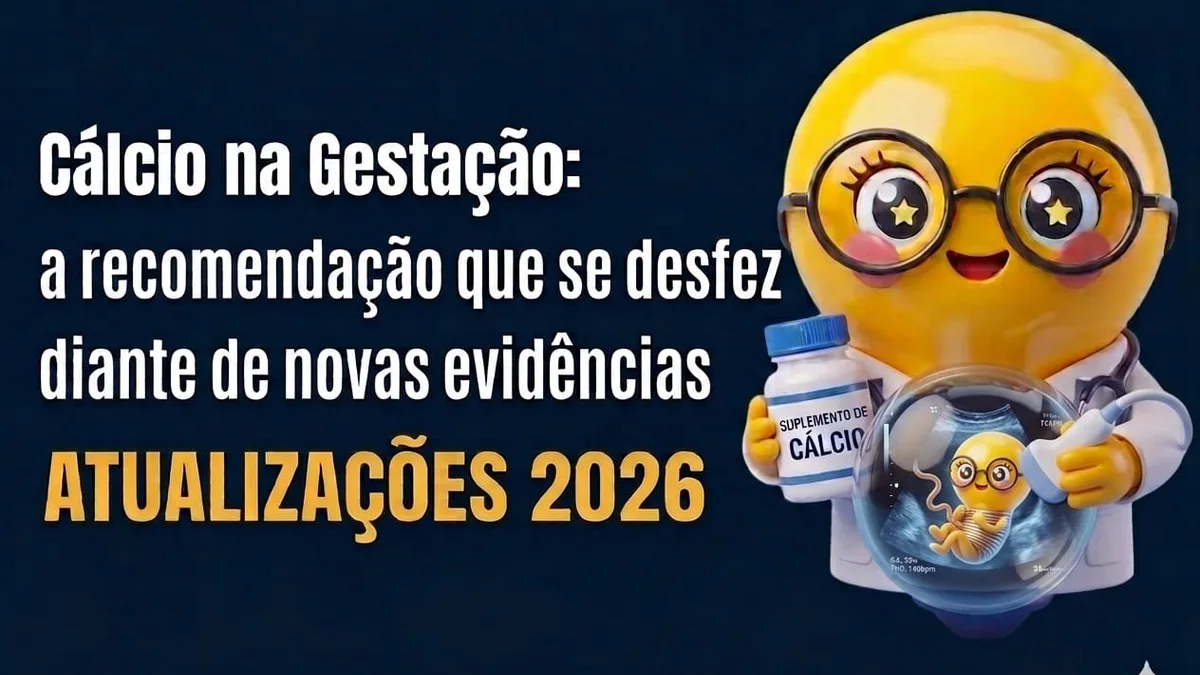 A imagem é um banner informativo com fundo azul escuro que traz, à esquerda, o título branco "Cálcio na Gestação: a recomendação que se desfez diante de novas evidências" seguido do destaque amarelo "ATUALIZAÇÕES 2026". À direita, um simpático mascote 3D em formato de lâmpada amarela, vestido de médico com jaleco e óculos, segura em uma mão um frasco de "SUPLEMENTO DE CÁLCIO" e, na outra, uma esfera de vidro transparente que exibe a imagem de ultrassom de um feto, que curiosamente também é uma pequena lâmpada de óculos.